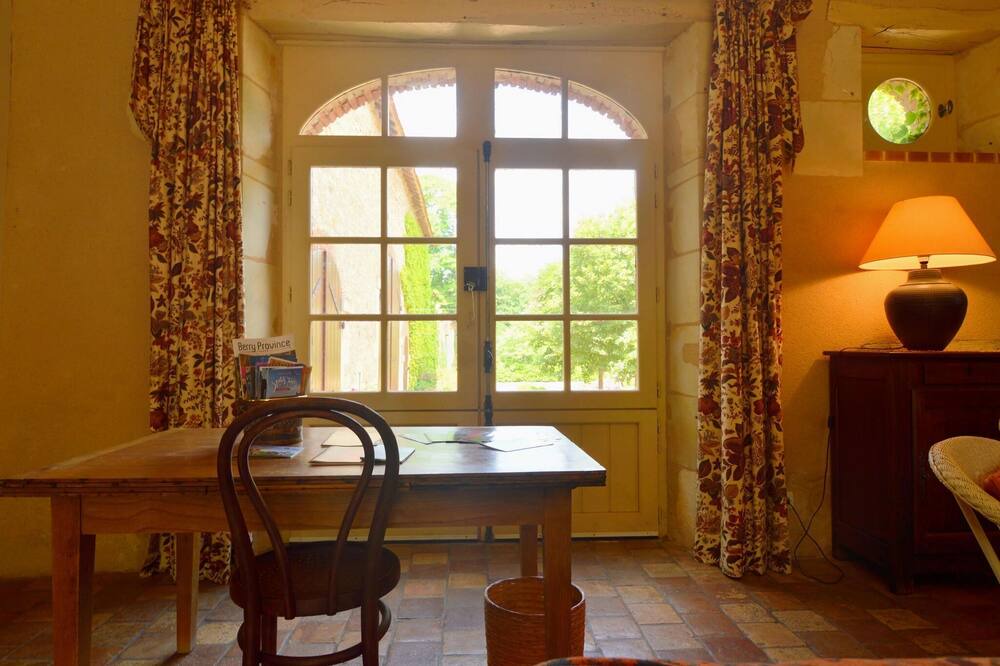 Photo of Livingroom in Neons Sur Creuse