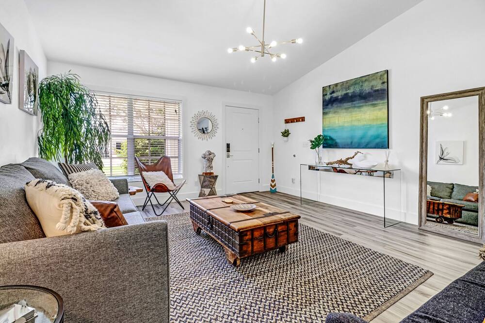 Photo of Livingroom in Willoughby Acres