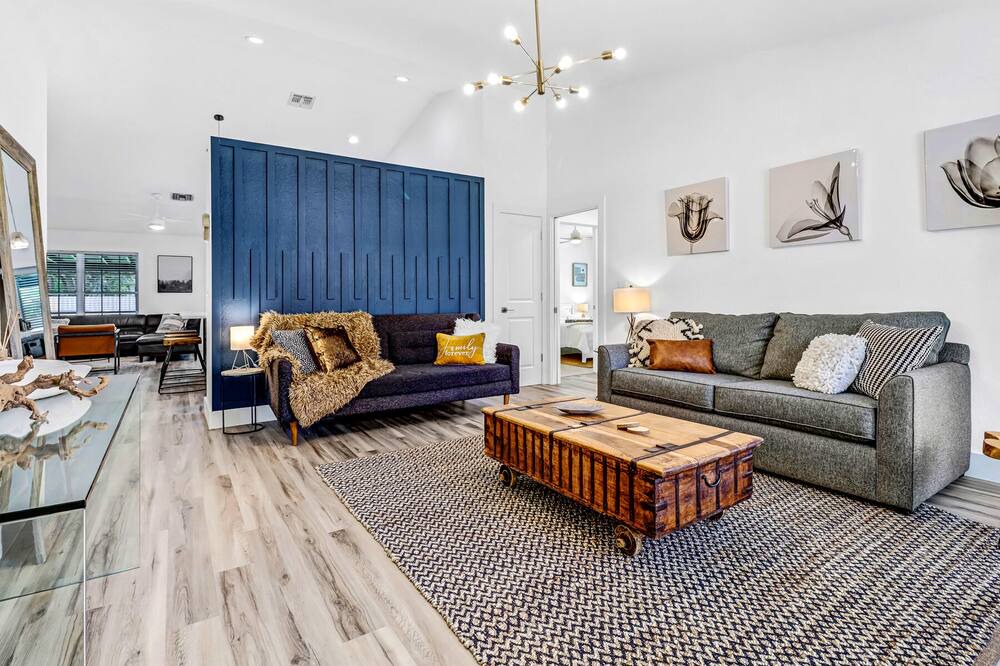 Photo of Livingroom in Willoughby Acres