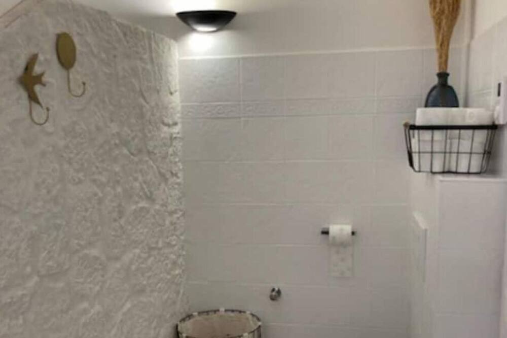 Photo of Bathroom in Meounes-les-Montrieux