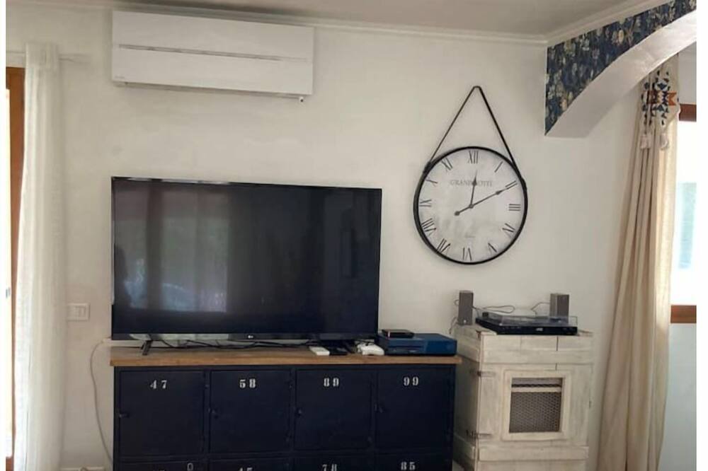 Photo of Bedroom in Meounes-les-Montrieux