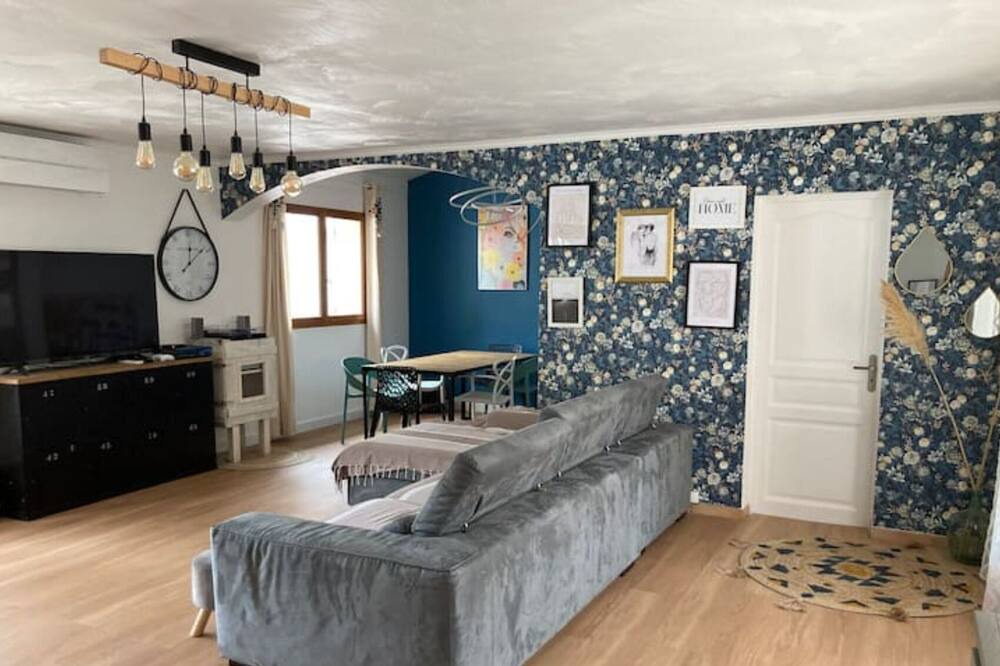 Photo of Livingroom in Meounes-les-Montrieux