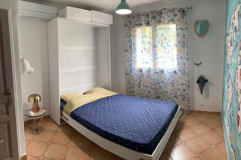 Photo of Bedroom in Meounes-les-Montrieux
