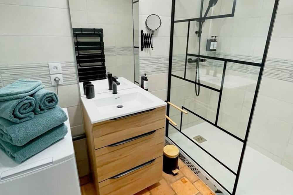 Photo of Bathroom in Genille