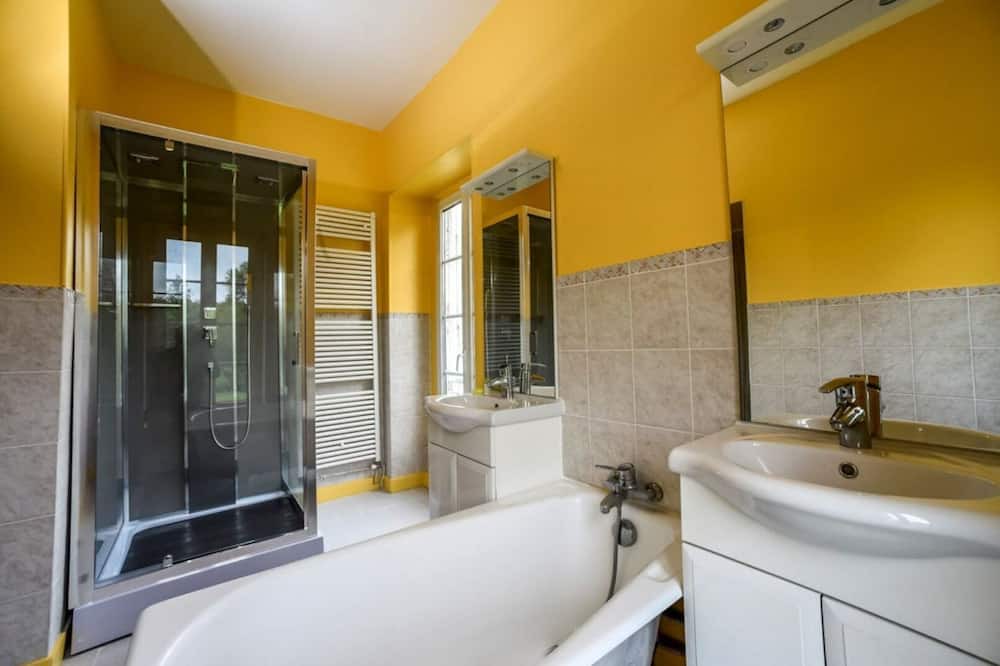 Photo of Bathroom in Ligny-le-Ribault