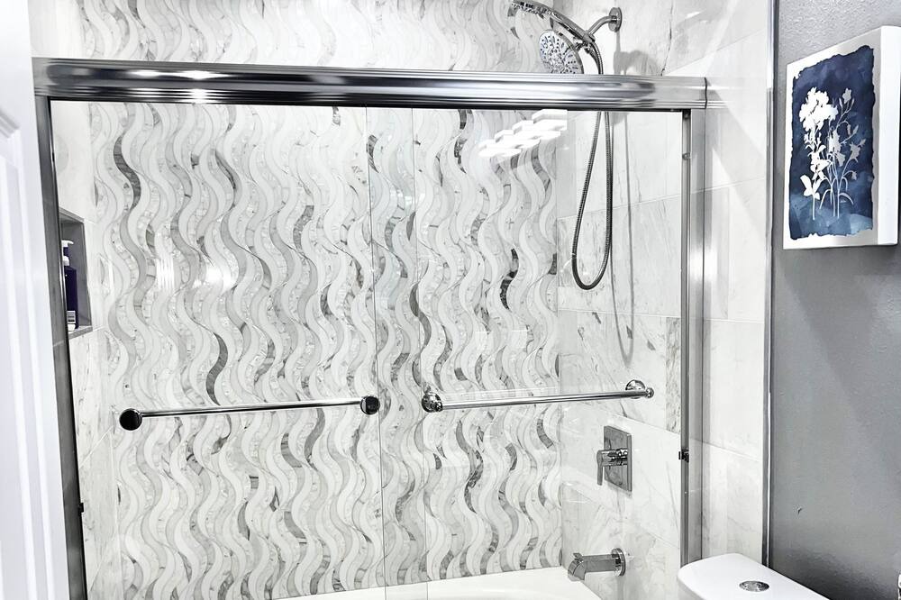 Photo of Bathroom in Porter