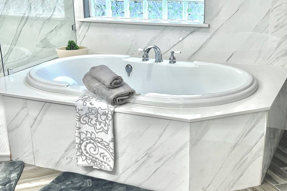 Photo of Bathroom in Porter