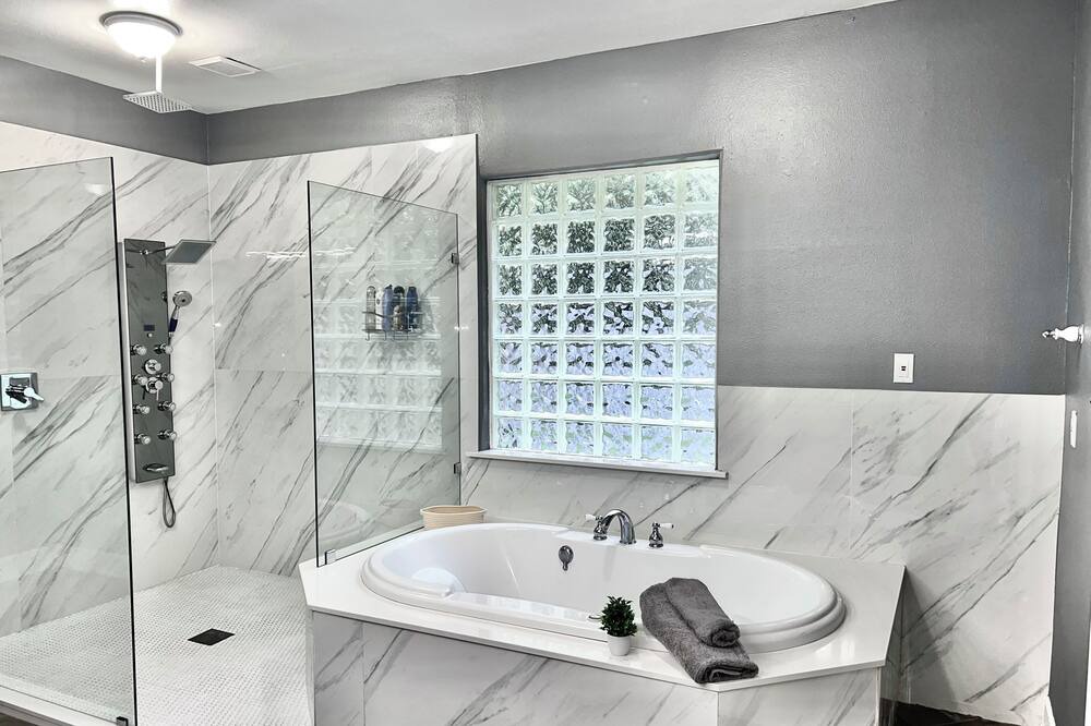 Photo of Bathroom in Porter