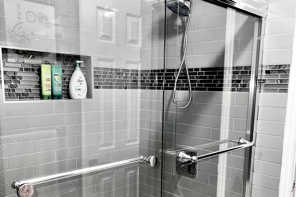 Photo of Bathroom in Porter