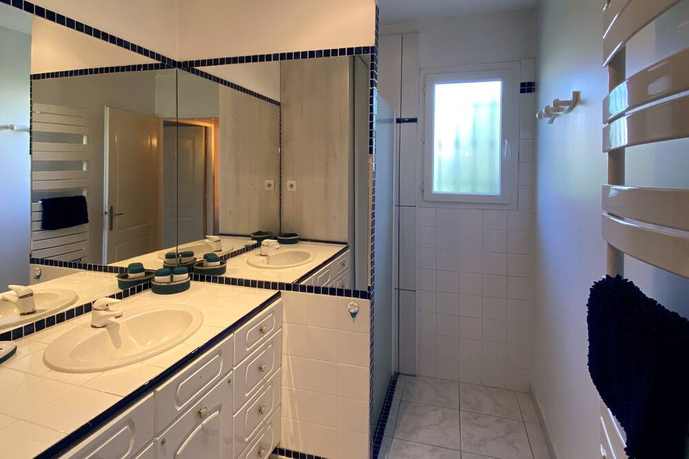 Photo of Bathroom in Entraigues-sur-la-Sorgue