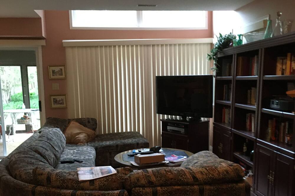 Photo of Livingroom in Gravenhurst