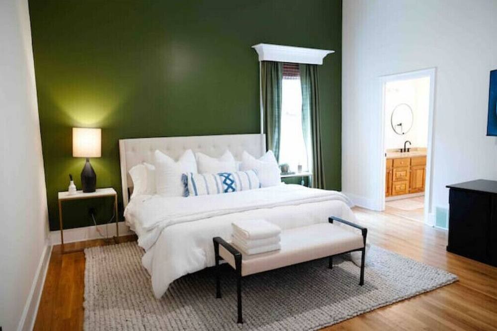 Photo of Bedroom in Midtown