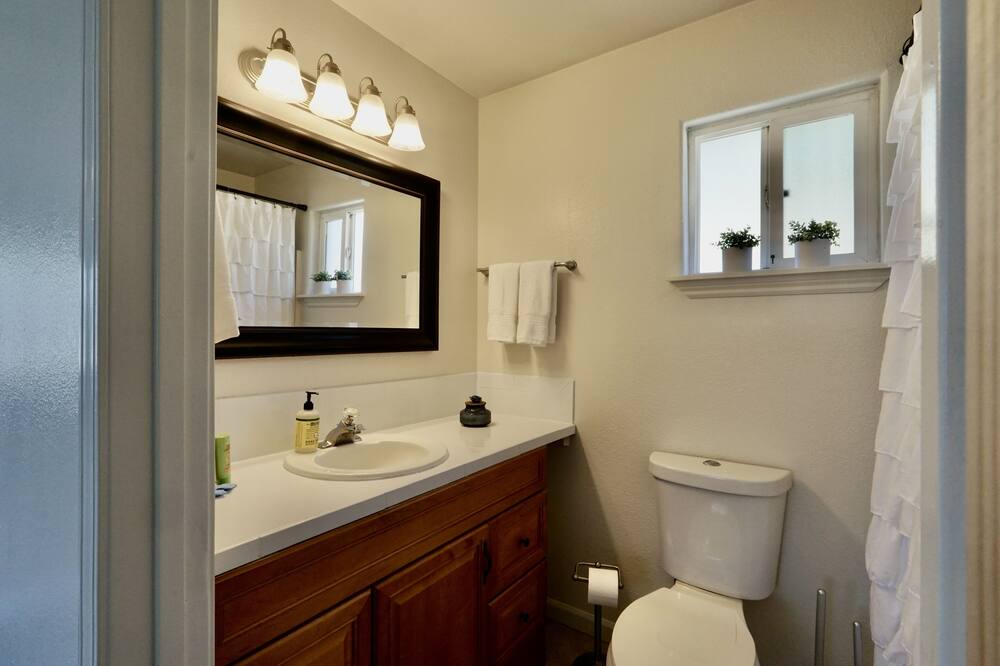 Photo of Bathroom in Applegate
