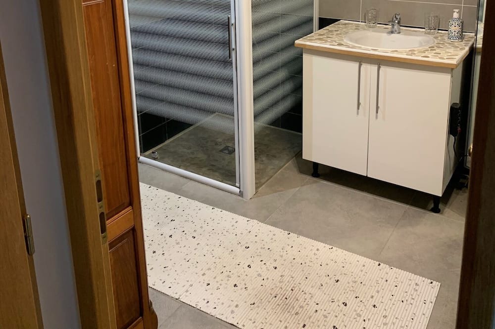 Photo of Bathroom in Juignac