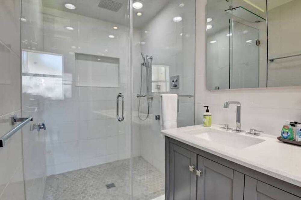 Photo of Bathroom in Tropic Palms