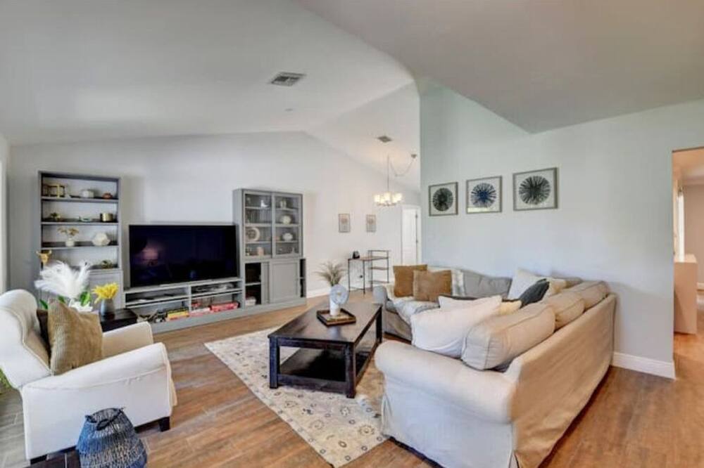 Photo of Livingroom in Tropic Palms