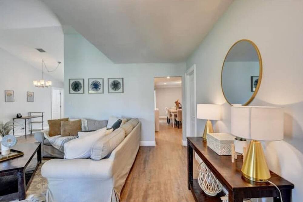Photo of Livingroom in Tropic Palms