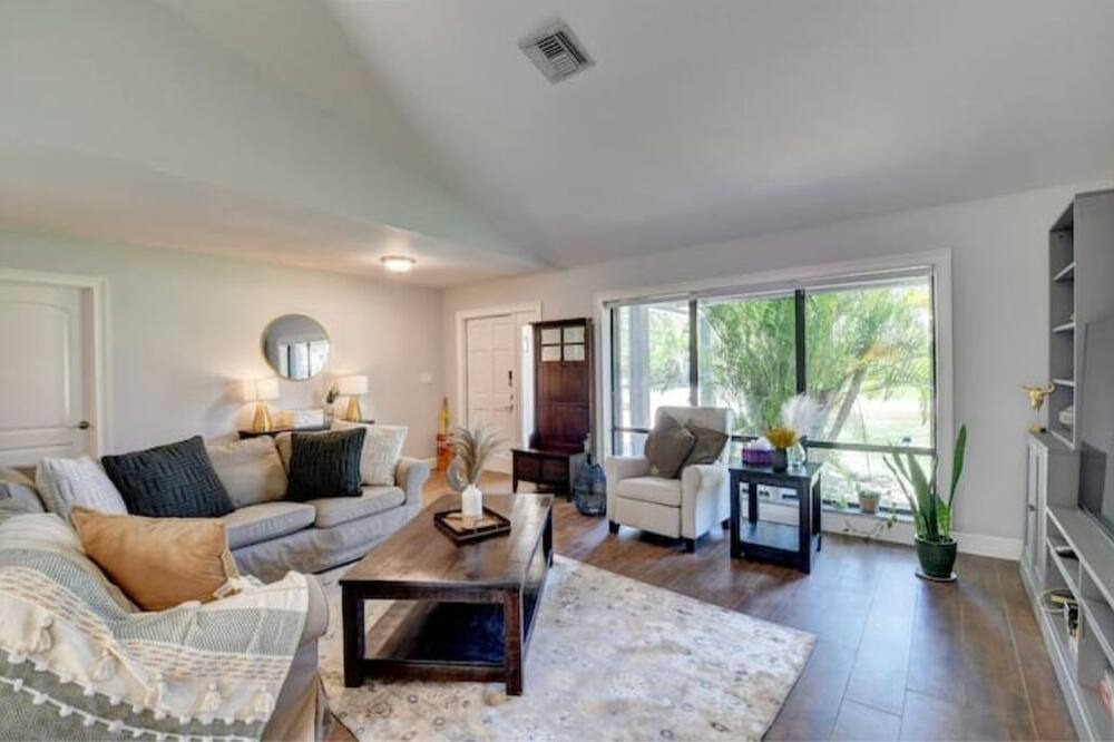 Photo of Livingroom in Tropic Palms