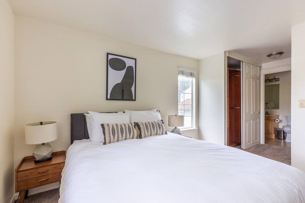 Photo of Bedroom in Lake Forest