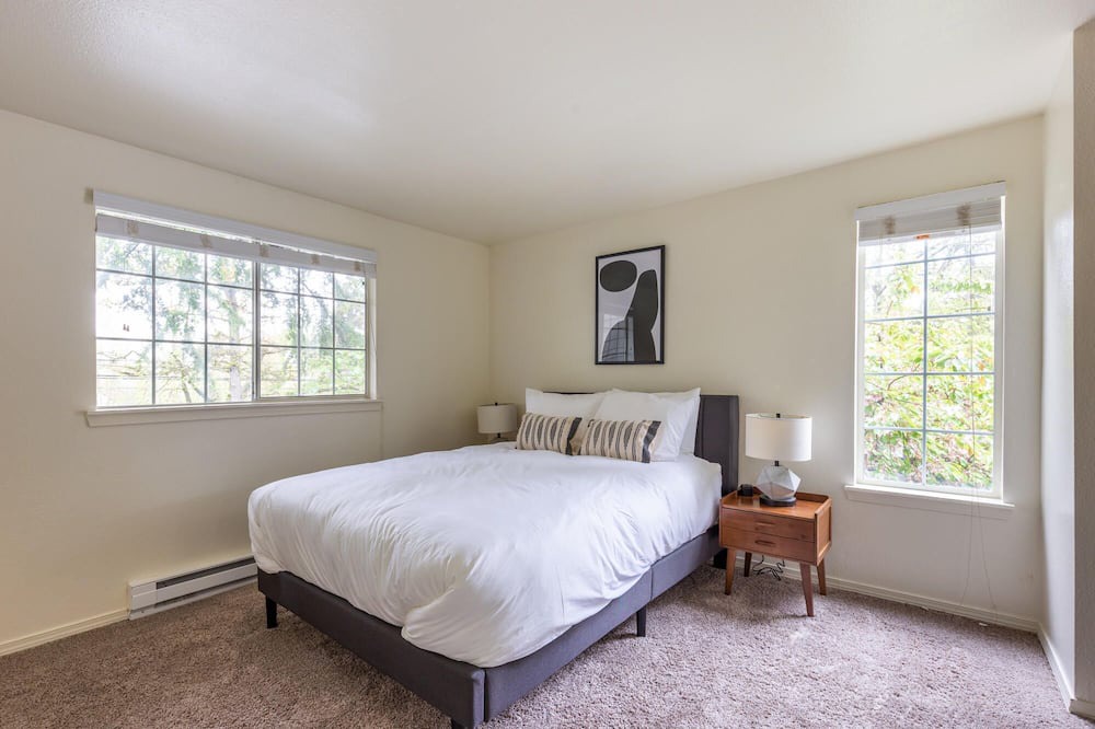 Photo of Bedroom in Lake Forest