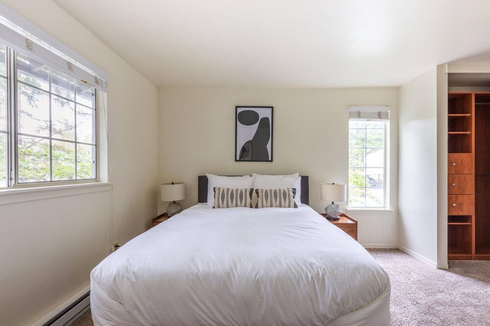 Photo of Bedroom in Lake Forest