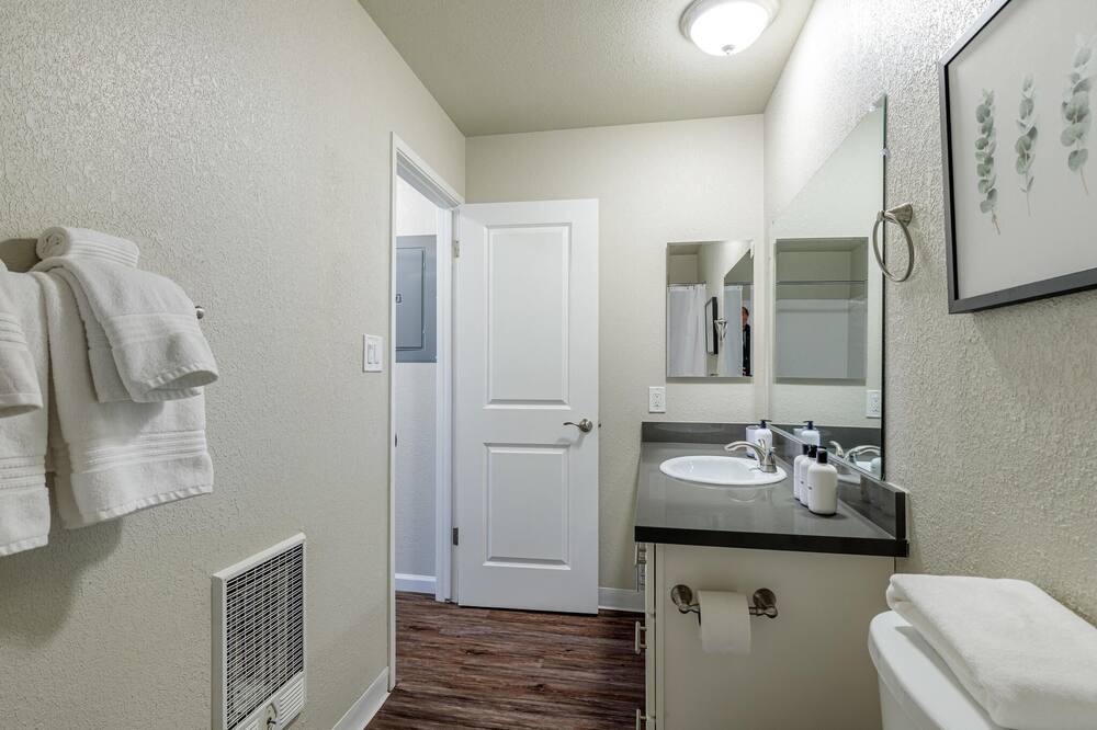 Photo of Bathroom in West Alameda