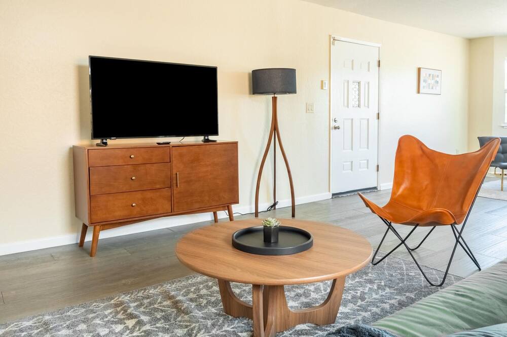 Photo of Livingroom in Valley View - Reed