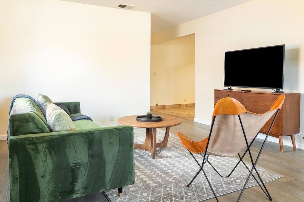 Photo of Livingroom in Valley View - Reed