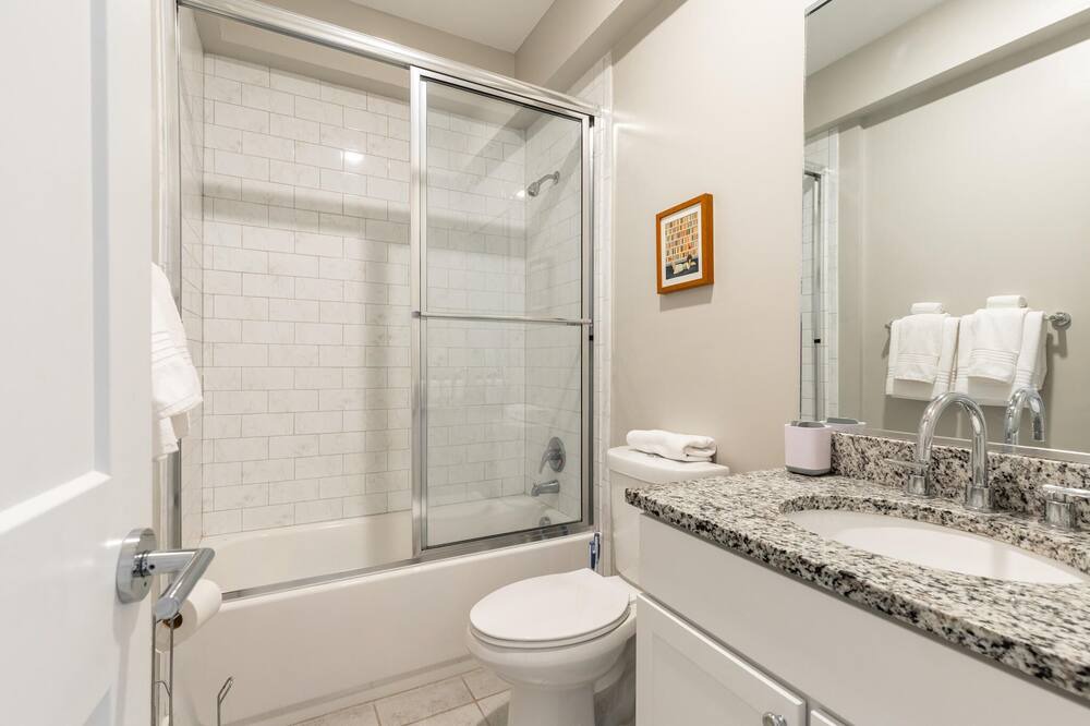 Photo of Bathroom in Jefferson Manor
