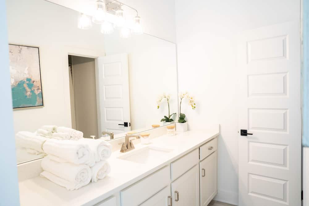 Photo of Bathroom in Midtown