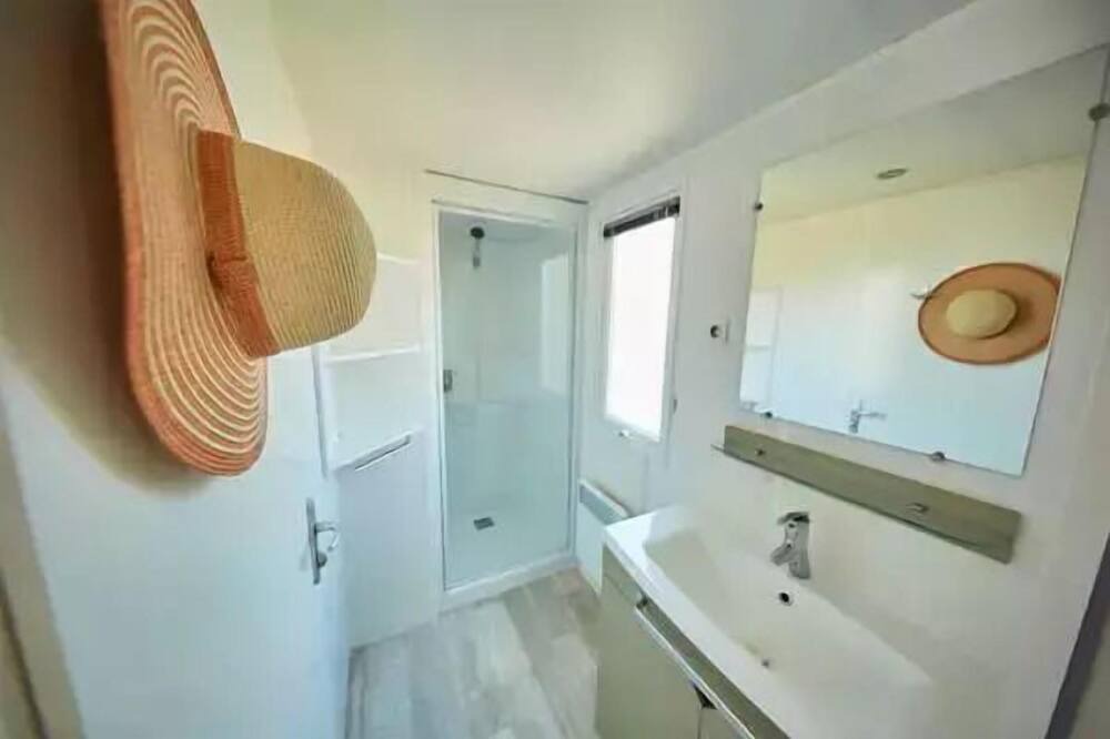 Photo of Bathroom in Lancieux