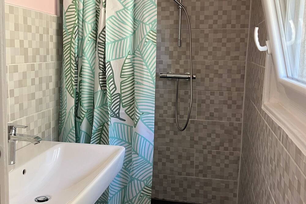 Photo of Bathroom in Saint-Jean-de-Maruejols-et-Avejan