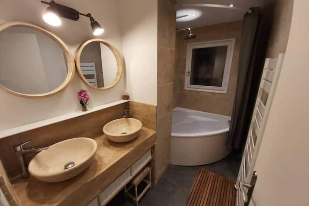 Photo of Bathroom in Sainte-Foy-d'Aigrefeuille