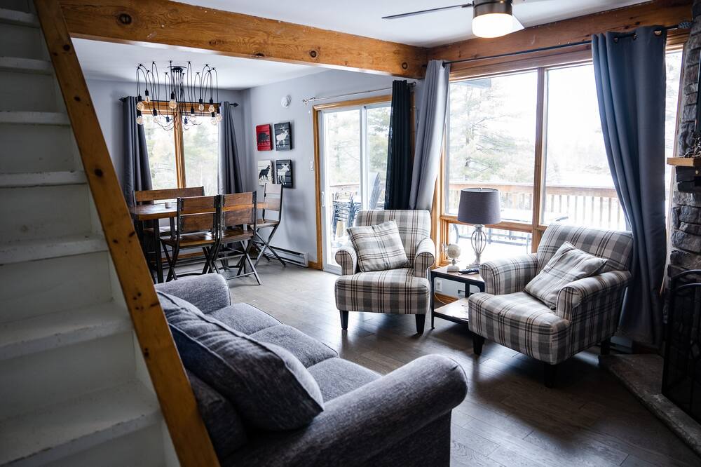 Photo of Livingroom in Gravenhurst