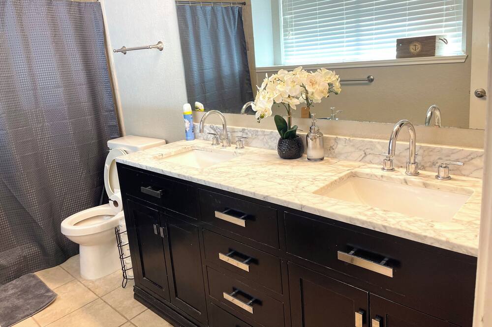 Photo of Bathroom in Allen