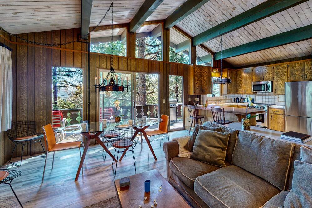 Photo of Livingroom in Crestline