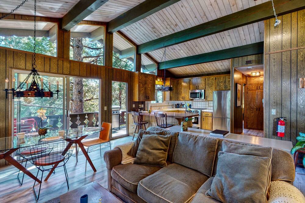 Photo of Livingroom in Crestline