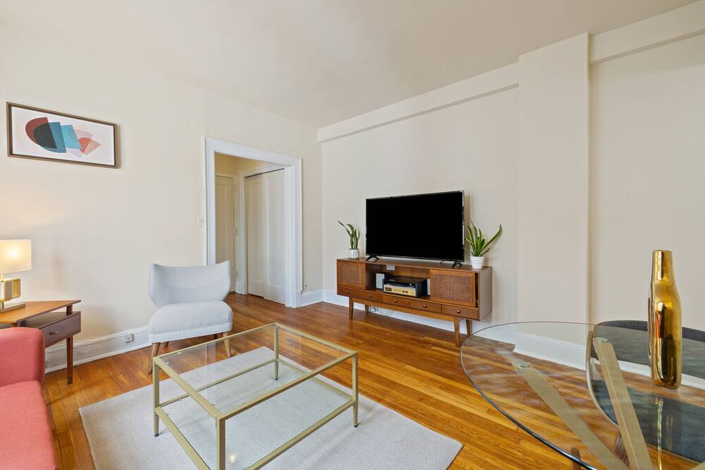 Photo of Livingroom in Embassy Row