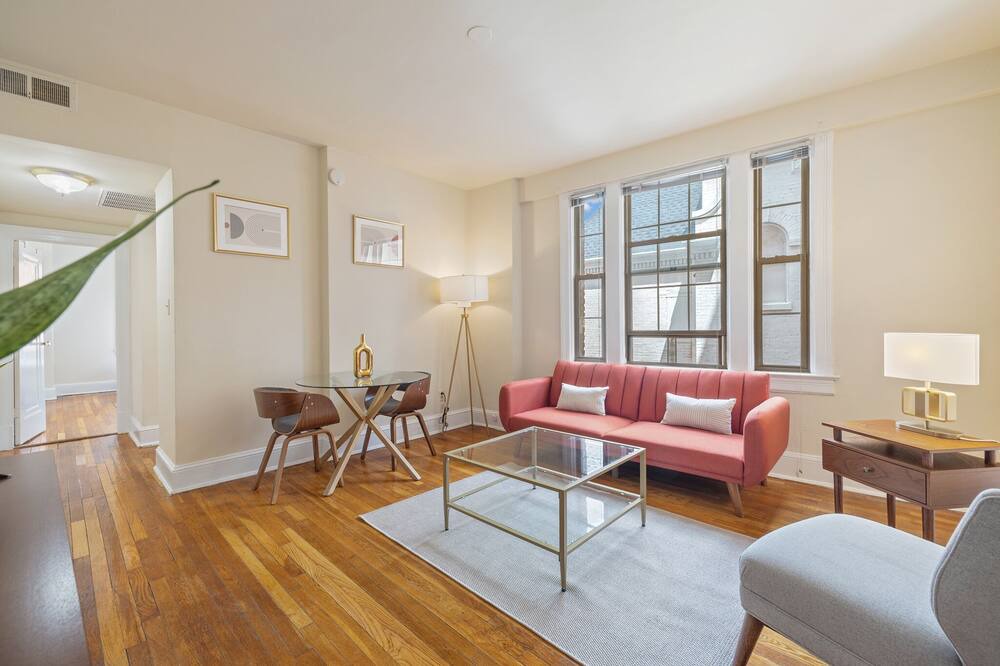Photo of Livingroom in Embassy Row