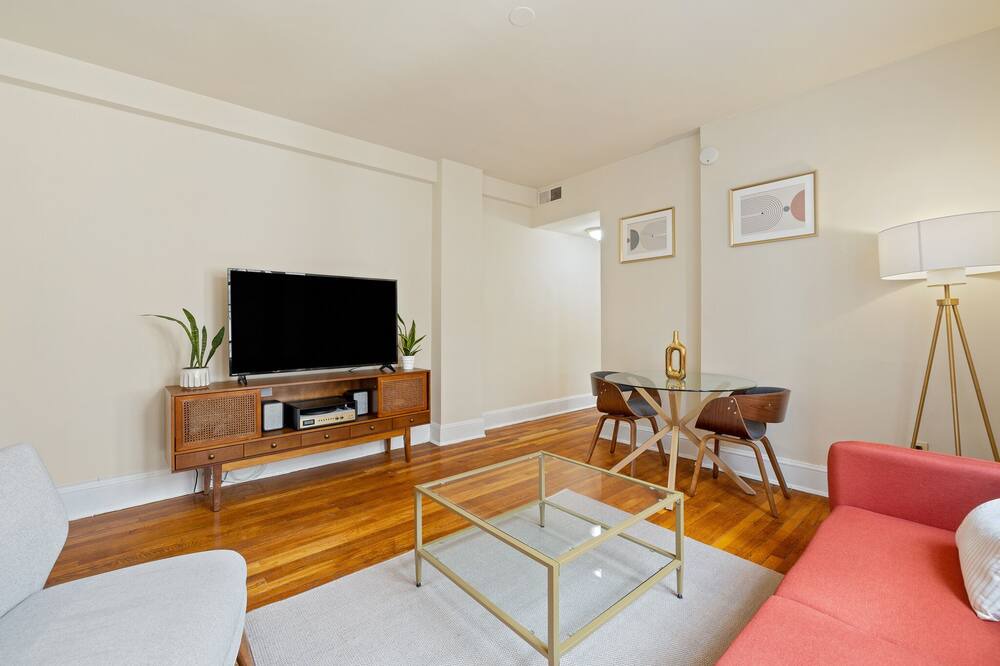 Photo of Livingroom in Embassy Row