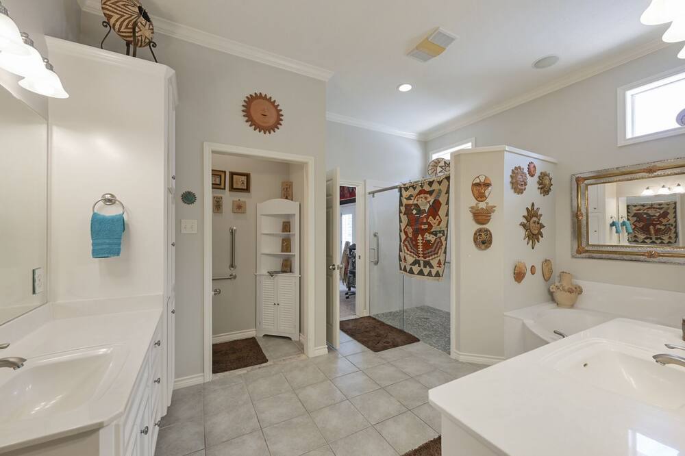 Photo of Bathroom in Pebble Creek
