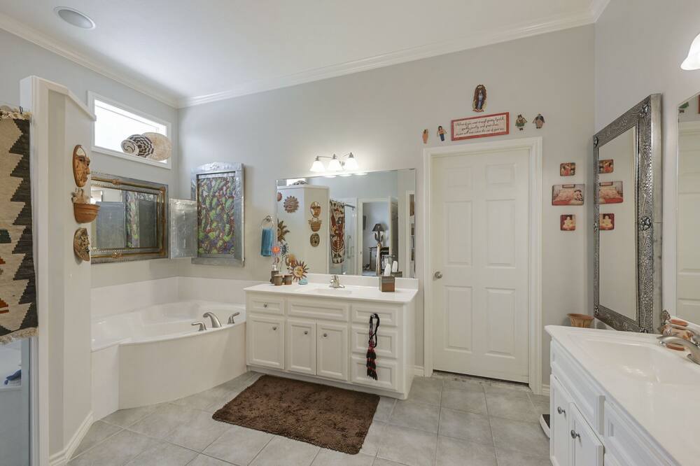 Photo of Bathroom in Pebble Creek
