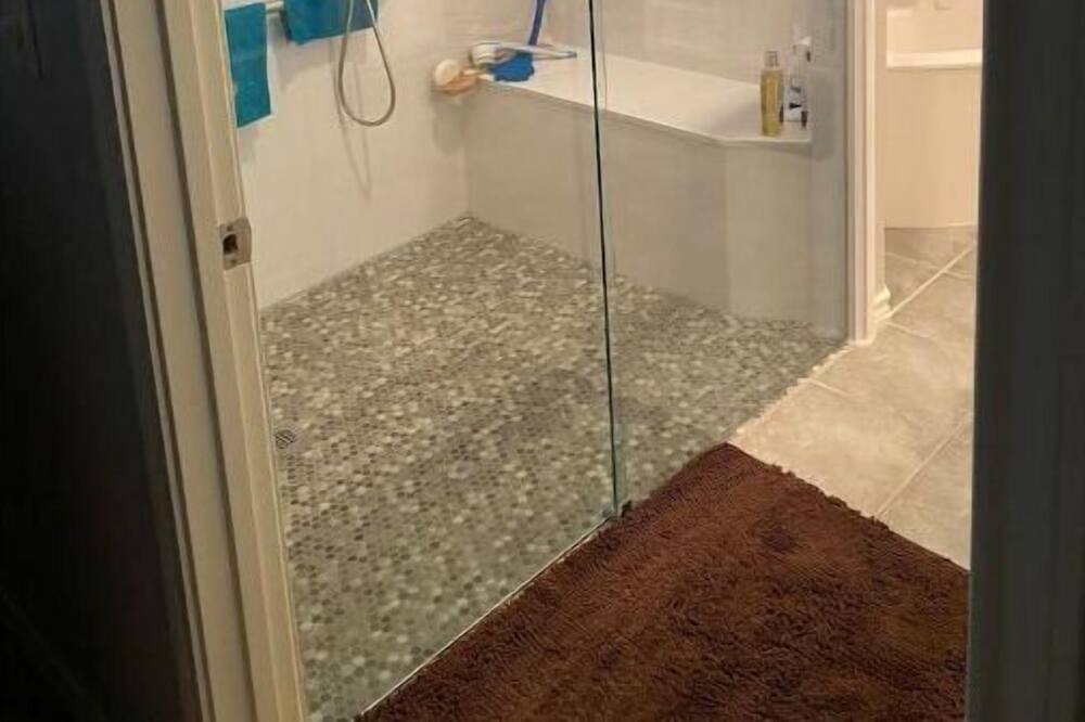Photo of Bathroom in Pebble Creek