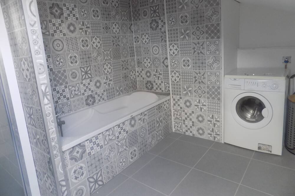 Photo of Bathroom in Saux-et-Pomarede