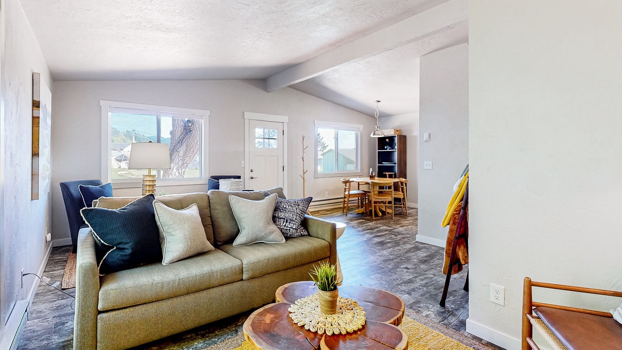 Photo of Livingroom in Lilliwaup