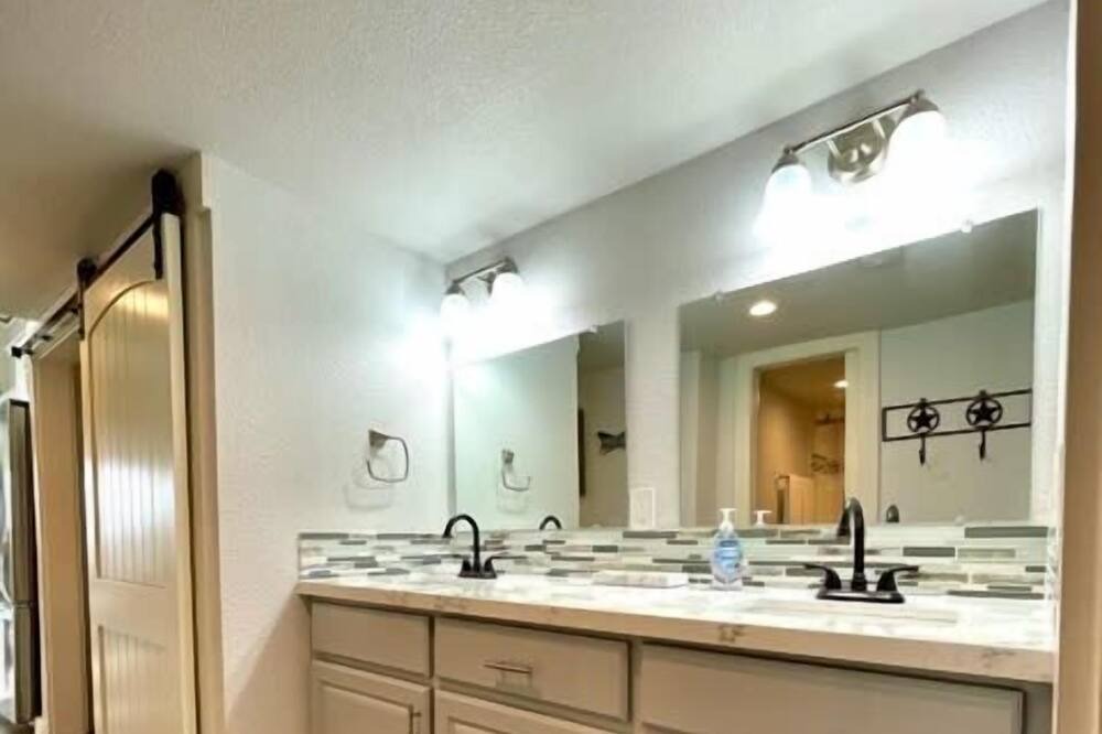 Photo of Bathroom in Willis