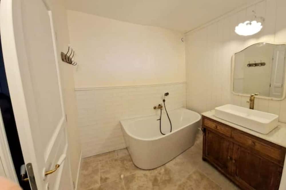 Photo of Bathroom in Verneuil