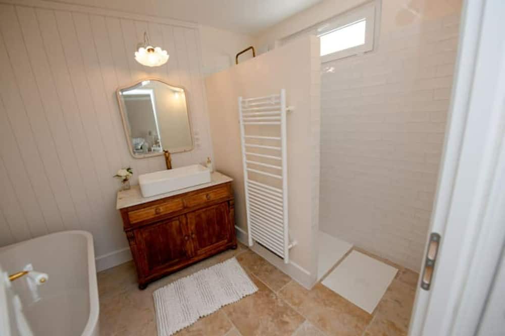 Photo of Bathroom in Verneuil