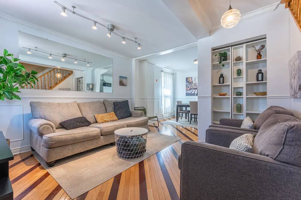 Photo of Livingroom in Oakwood Village