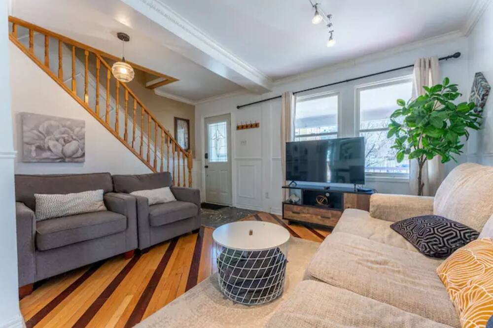 Photo of Livingroom in Oakwood Village